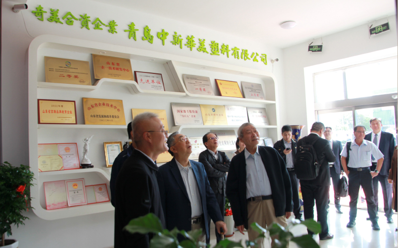 熱烈歡迎奇美實業(yè)許春華董事長一行蒞臨青島中新華美視察指導