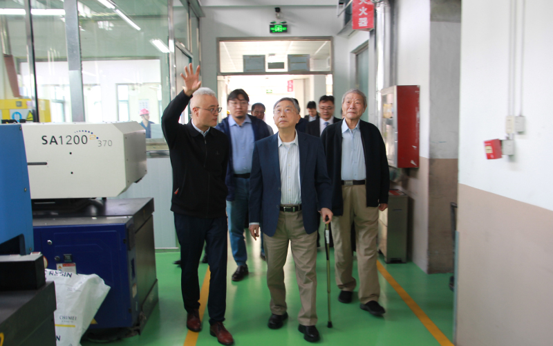 奇美實業許春華董事長參觀研發車間