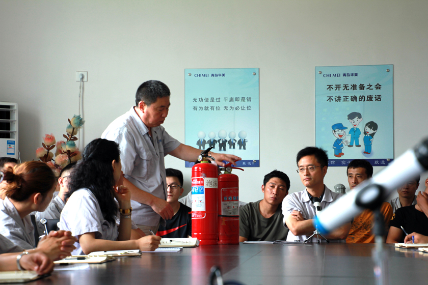 張炳訓先生講解干粉滅火器和泡沫滅火器的使用方法和注意事項