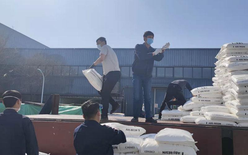 為落實(shí)封閉式管理，謝絕了外包裝卸隊入場，3月14日青島中新華美總經(jīng)理助理韓學(xué)林、張彩城親自帶領(lǐng)同事裝卸物料200余噸