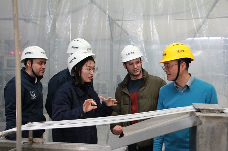 西班牙汽車注塑廠參觀生產一線---青島中新華美塑料有限公司